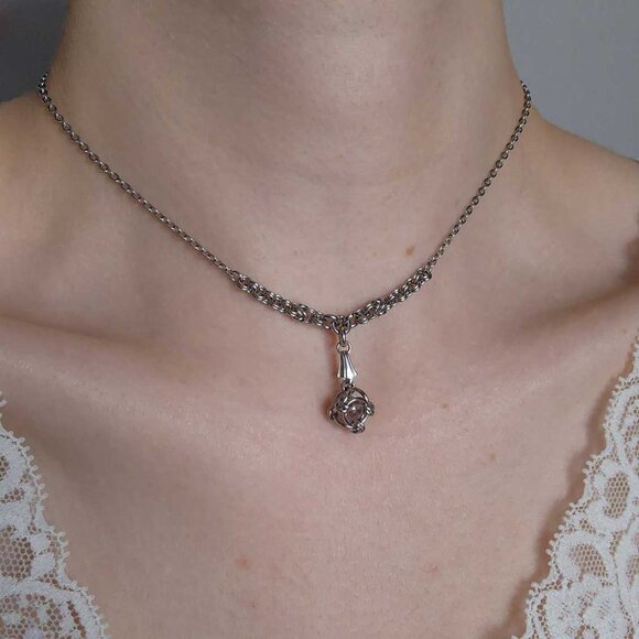 Gothic fairy purple and silver dainty necklace with a small silver chain - Picture 5 of 7